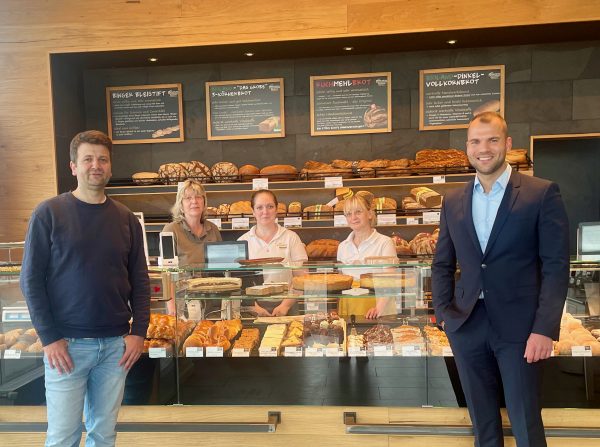 Neue Partnerschaft zwischen Bäckerei Stamm, Bingen, und Good Owners Century 21 Gruppe. Die Geschäftsführer Tobias Lennarz und Niklas Hund in der jüngsten Filiale in Gensingen